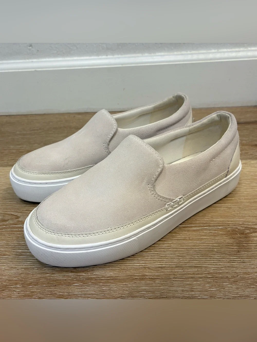 UGG Zilo Slip-On Sneakers In A Light Cream or Ivory Suede Women’s US 7.5 EU 38.5